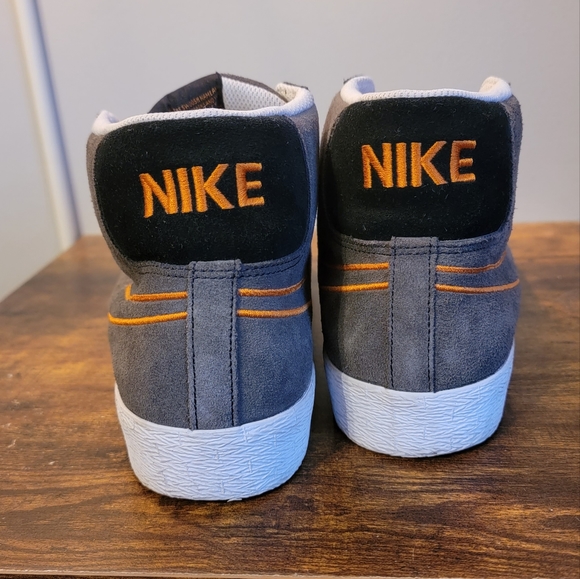 LIKE NEW Nike Suede SB High Tops - Picture 7 of 10